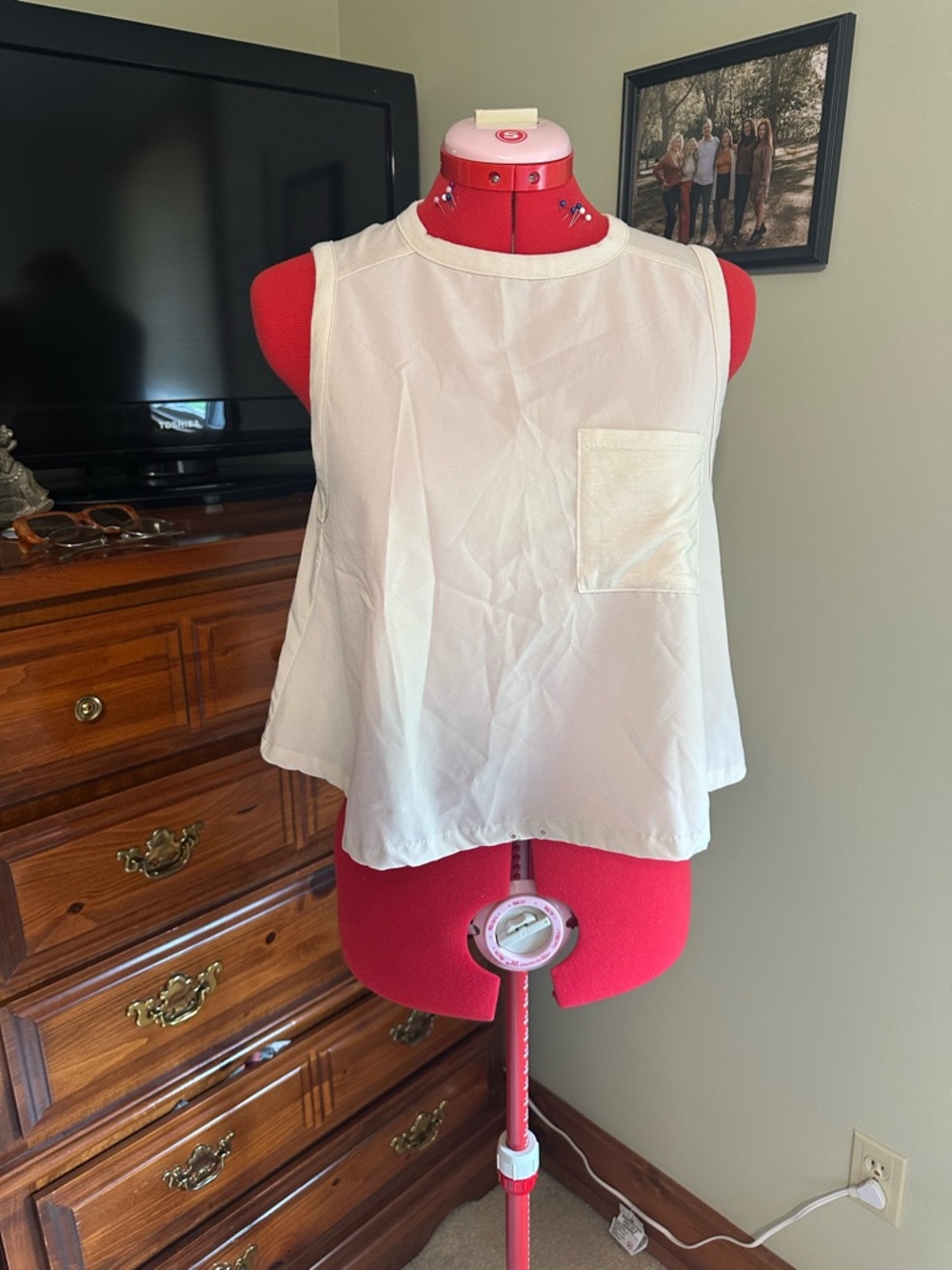 Old Navy Cream Sleeveless Pocket Tank Top